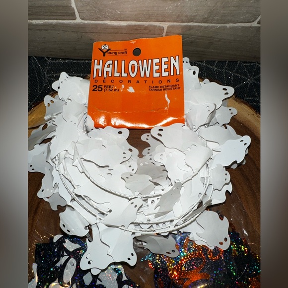 👻Brand New Halloween Ghost Garland Decor and 2 Boo Confetti Packs Bats & Ghosts - Picture 3 of 6